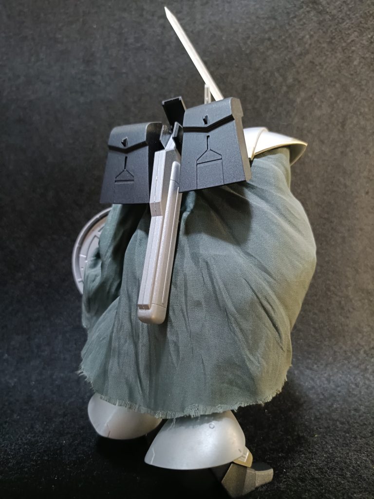 マントを肩関節に通して固定してます。