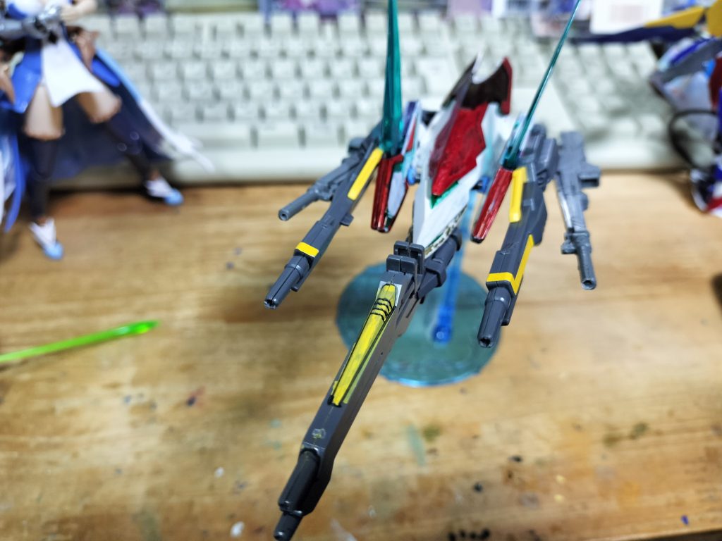 全部乗せバスタービームライフル まあこのばあいウイングの武器はビームサーベルのみ なおシールドからビームサーベルを取り忘れると・・・ウイングは武器無しかな(;・∀・)バルカンがあるか