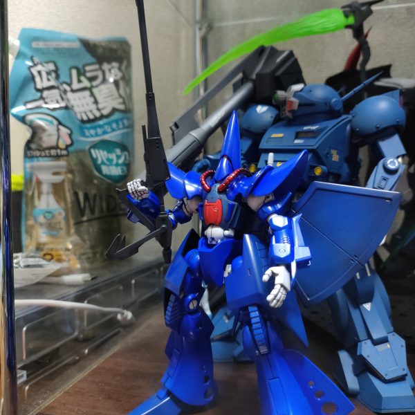 塗装とスミ入れして組んでみた。デカールやトップコートどうしよう。青部分のウルトラマリンブルーがいい色だから悩む。艶消しにしても綺麗かな?（2枚目）