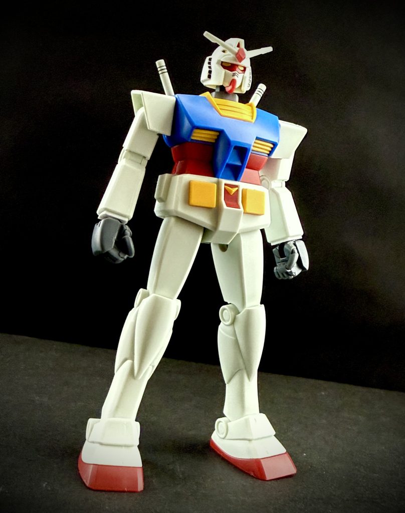 そして、今回の影の主役。大気圏に突入している写真と、地球の空を舞っている写真は、彼です。ベストメカコレクション1/144RX-78-2ガンダム(REVIVAL Ver.)! コビト少佐の手により、各関節に針金を仕込まれた彼は、割とびっくりするような微妙な可動性能と、TV版の設定画のようなシルエット。なんか最新のガンダム最終話で観たような気がする何とも言えない雰囲気?(コビト少佐談)を持つに至ったのだ。