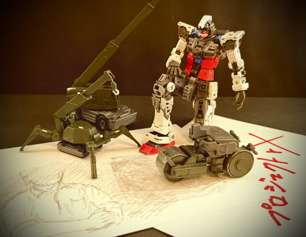 ※画像は再現映像 RX-78は、モノコックフレームのMSだ。甲殻類のように、「骨」を構成する外装を兼用したフレーム内に、可動する為の機構を内包する。その為、機体に何かを収納するとなると、スペースに限りがあるのだ。彼らは、RX-78の設計図面を見直し、収納出来そうなスペースを探す。フレームに外装を取り付ける仕様ならば、外装の形状を変更することでスペースを無理矢理作ることも可能ではある。モノコックフレームの機体として設計されている時点で、機体の、RX-78の形状はすでに完成しているのだ。 収納スペースの問題。さらに収納方法の問題が続く。どのように収納するか?という問題。まさか適当な隙間に捩じ込んでおく訳にはいかないだろう。 まず、男達はどのように収納、どのような形態で収納するか。から始めた。収納するスペースを探し易くする為だ。18メートルもの巨体を覆うほどのサイズ。どれほど薄いフィルムであろうと、仮にそれを折り畳んでいくとすれば、かなりの厚さになるだろう。想像して欲しい、広げた一枚の新聞紙、それをどんどん二つ折りしていくと何回も折らないうちに、薄い新聞紙は厚くなり、折ることが出来なくなる。それと同じことが、薄いフィルムでも起きるのだ。 更に問題は続く。仮にフィルムをピッシリと折り畳むことが出来たとしても、RX-78の、MSの巨大な指は、畳まれたフィルムの端を摘めなかったのだ。 …男達は、頭を抱える他なかった。 …プロジェクトアールエックス