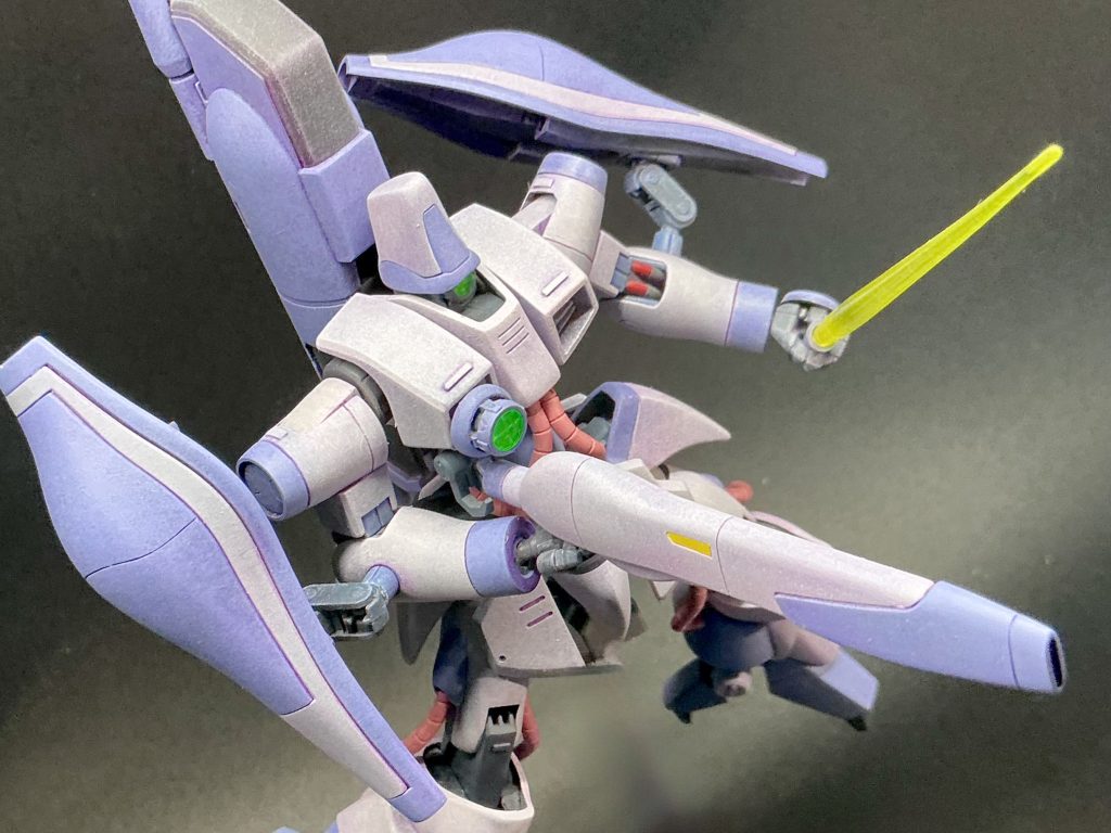 今回で2体目ですが、“筆ムラを活かした塗装”ってのが何度やってもできません(自分のは“色ムラ”?)…これを自分の筆塗りの個性とするのか、狙った表現ができない未熟さとするのか難しいところですね(*^^*) さて、ずいぶん長くなってしまいましたが、二度とやらないであろうガザCのMA形態でおしまいとさせて頂きます…