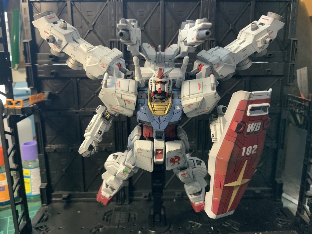 バックパック上部の多目的アームも武装に変更❗️要所要所にエネルギー伝導パイプ装着。