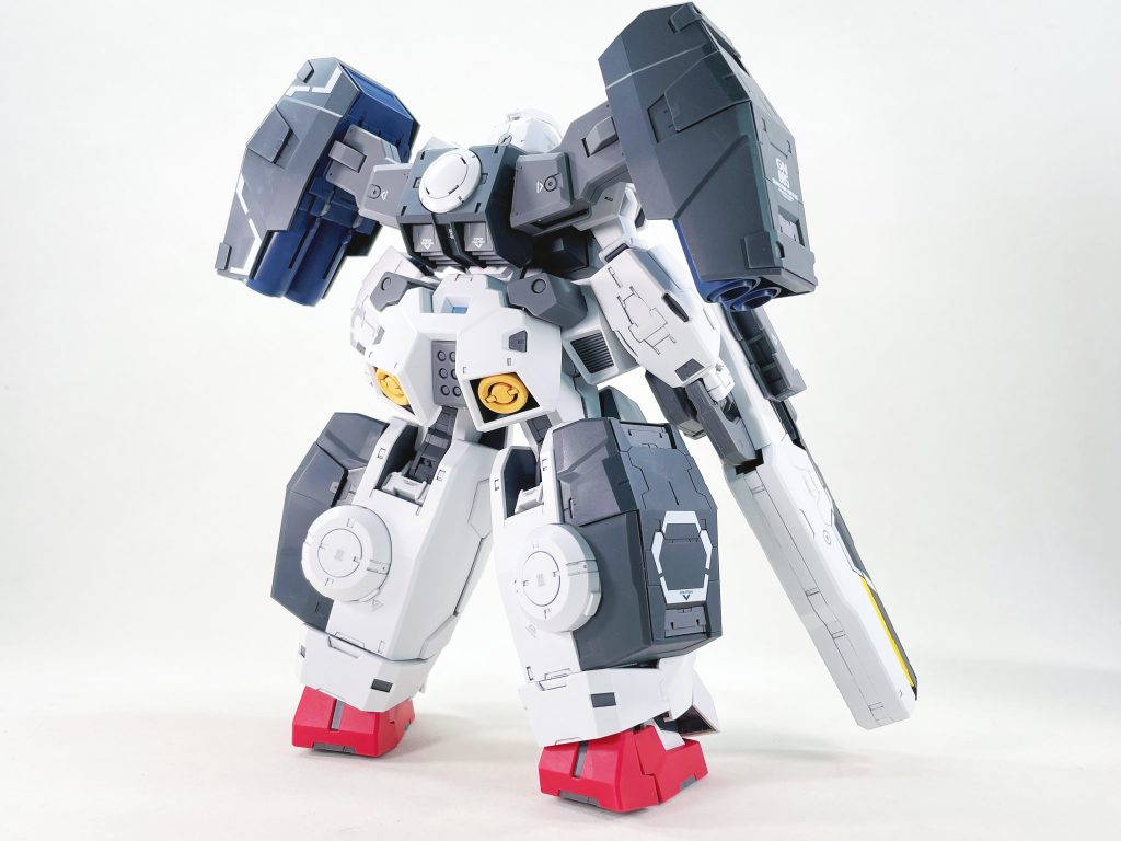 改造はナドレの髪の毛に似たGNケーブルを細いワイヤーに交換したのみで、ポージング調整を可能にしました。