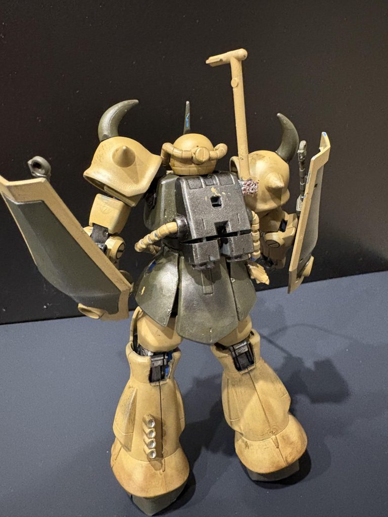 追加カメラの根本をメッシュヤスリを使用して防砂カバーにしました。ちなみに頭部のダクトも同じです。左足に付いているのは水貯蔵ポッドです。長期間任務に耐えれる仕様です