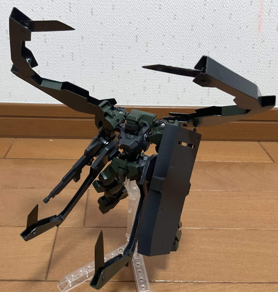 腰とバックパックに装備された折りたたみ式ブレードにより、プルーマやワイヤーブレードによる多方向からの攻撃に対応できるようになりました。折りたたみ式ブレードはプラ板とランナーでフルスクラッチしました。