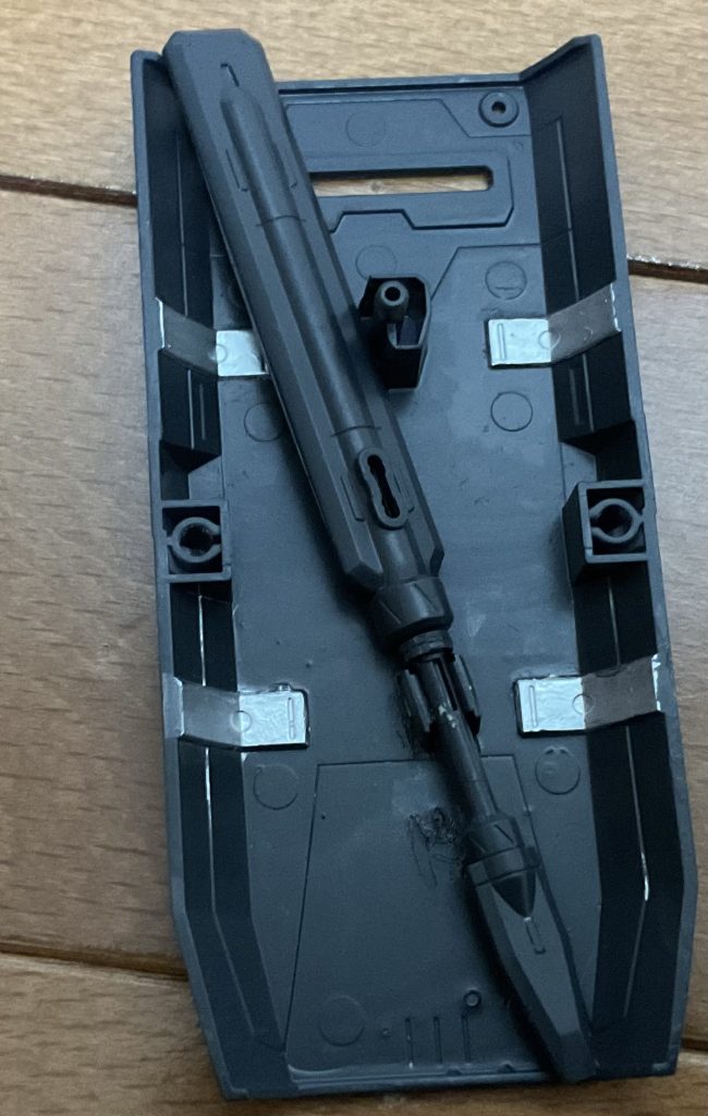 また、バックパックにブレードを装備したことでマウントできなくなった武器をシールド裏にマウントできるようにし、本体の武装を減らすことなく追加装備を作ることができました。