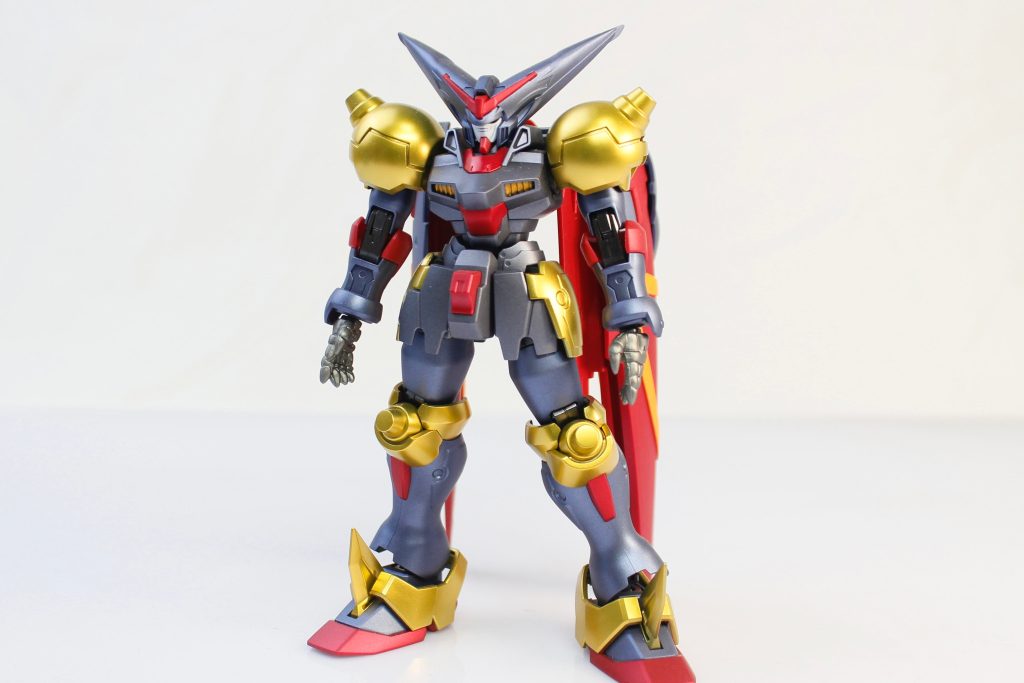 既存のHGFC マスターガンダムをベースに、設定に合わせて肩や膝などのパーツを金色に塗装＋光沢トップコートを施し、濃色系パーツはメタリック塗装＋半光沢トップコートで仕上げ、組み上げました。