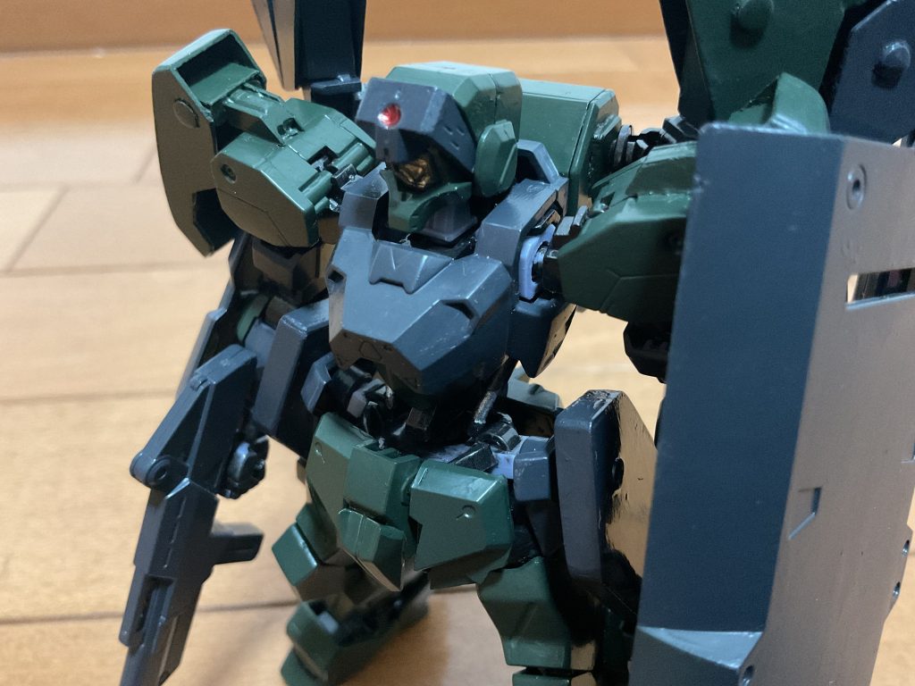 地味に頭部のバイザーを差し替えなしでも展開できるように改造しています。ちなみに今回も筆塗り全塗装です。