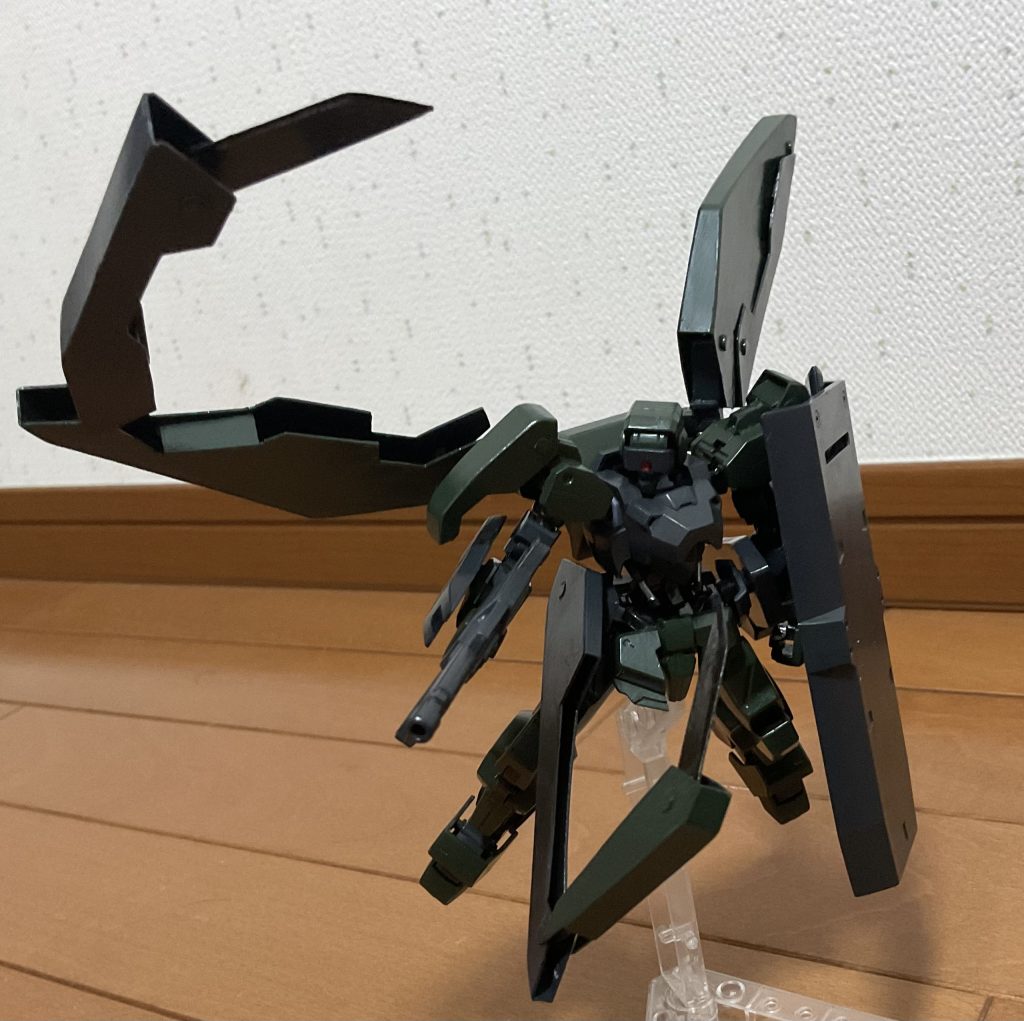 折りたたみ式ブレード以外にも肩にパーツを追加したり、フロントスカートの形を変えたりしています。以上獅電対MA戦闘用装備でした。見ていただきありがとうございました。