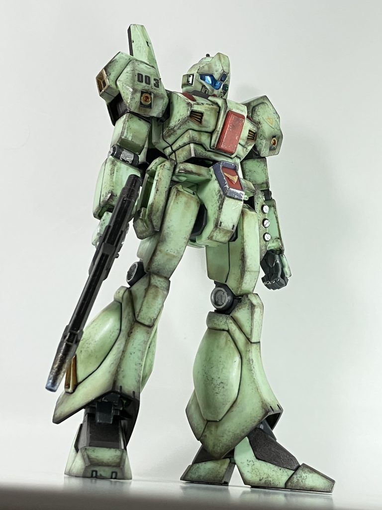 エッジやシールドの下の方、肩周り足回りにはタミヤウェザリングマスターBセットのススを擦り付けました。そして半光沢スプレー。カメラ部分は裏側にアルミテープを。 