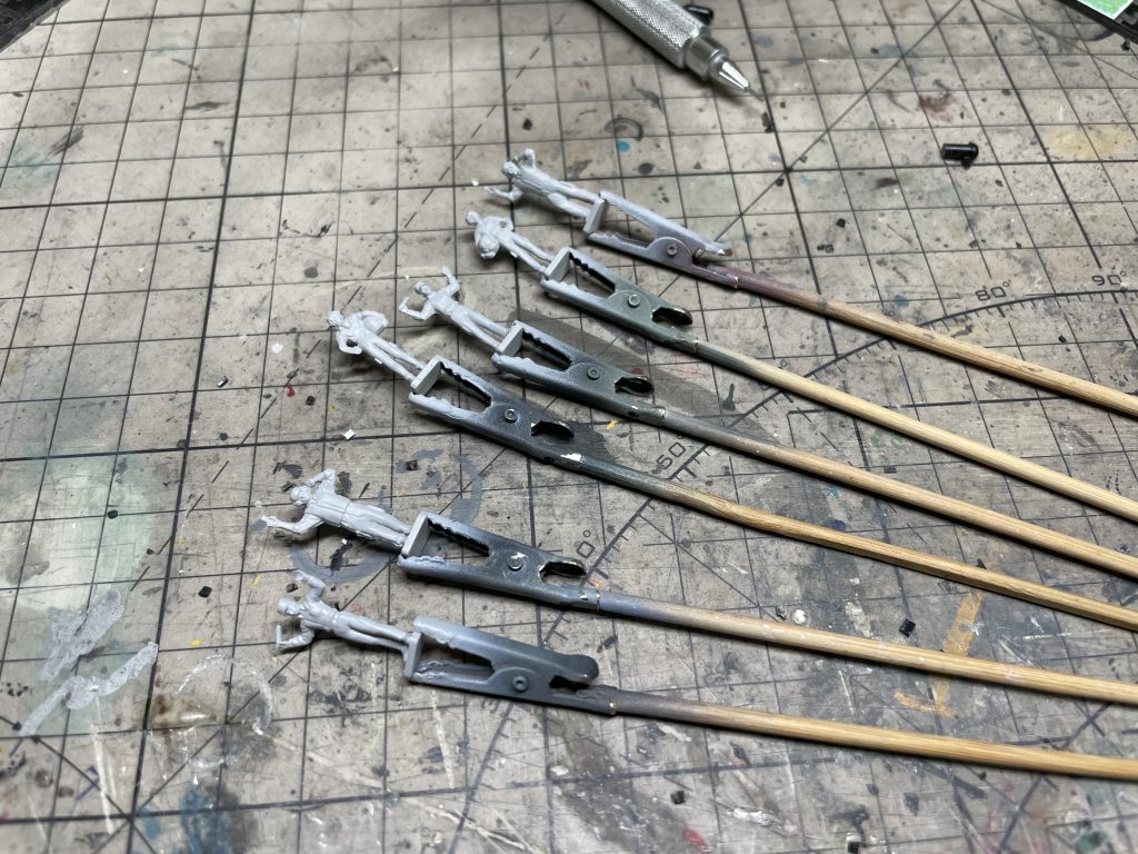 購入時、出品者様が本キット付属の1/100フィギュア（1セット3体）を追加で1セット同梱。今回、合計2セット6体の全筆塗りを実施しました