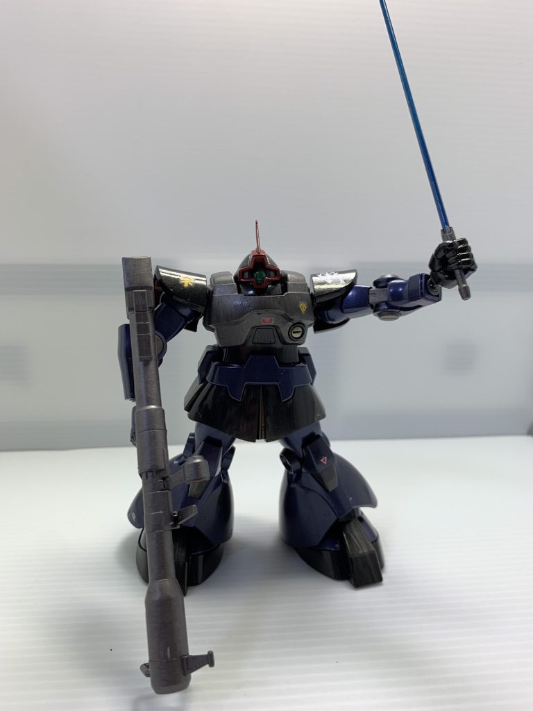 右手にジャイアントバズーカ、左手にヒートサーベルを持たせました。隊長機ということで「ツノ付」にしました。