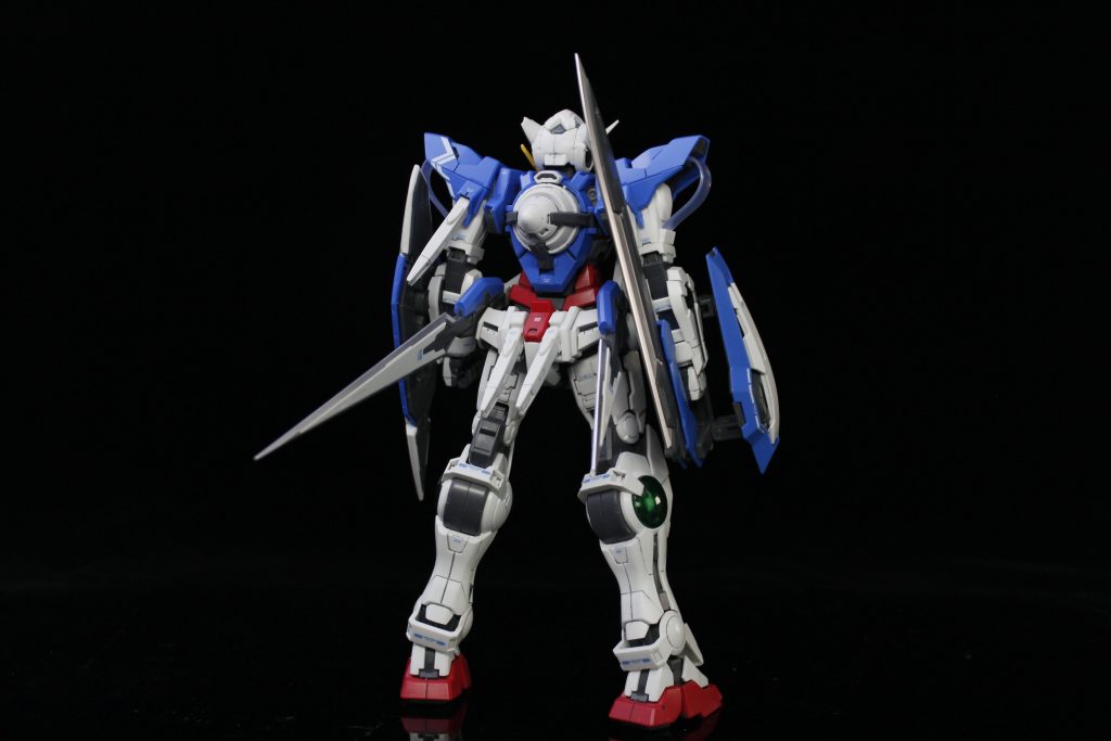 しかし、00シリーズ「00シリーズ初のMGキット」という立場上、設計に妥協の跡がなく、骨太なプロポーションが実に堅固な印象を残しています。