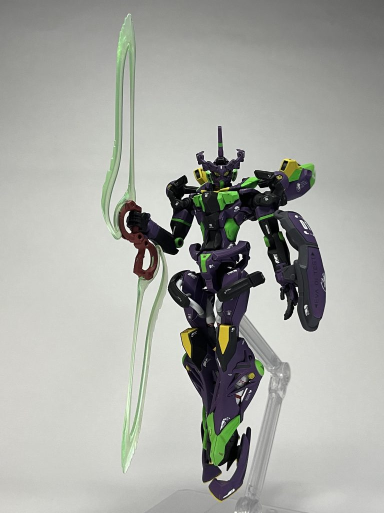 主な改修ポイント①頭部のツノはHGユニコーンから移植してちょうどいい長さに調節。②ビームサーベルの持ち手を接着してロンギヌスの槍の代用品に。③足裏はエヴァ設定色通りイエローで塗装するためにスジ彫り。