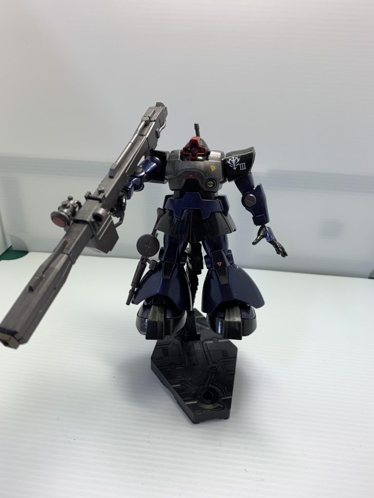 ビーム・バズーカを持たせ、右腰にザクマシンガンを装着。