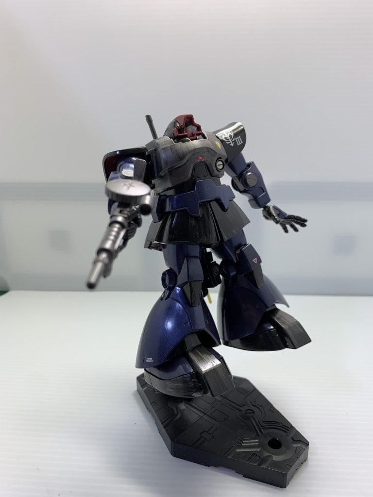 接近戦ではマシンガンで対応。