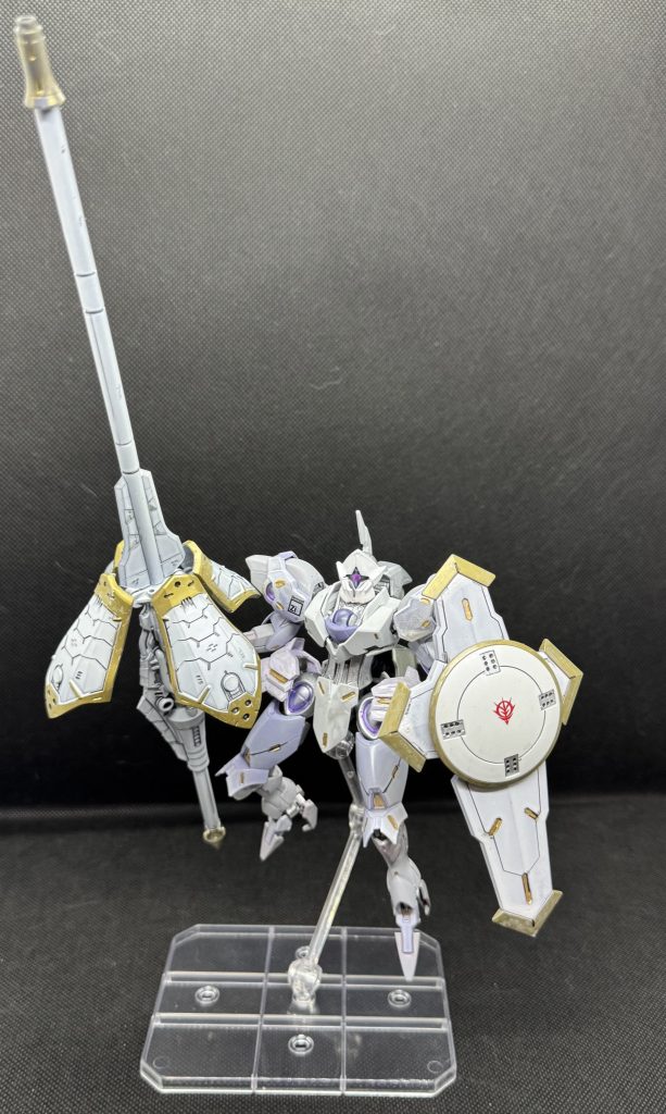 ランスは何かそれっぽいウェポンセット。シールドまんまだと面白くないのでトールギスのソレ。お顔はちょいとシルエット変えればいいんじゃネ？と、耳？削ってシナンジュ？の頬当付けたった。