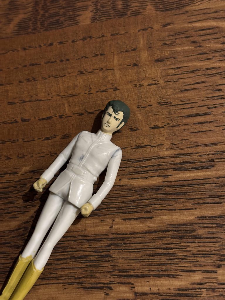 小さいので顔を描くのは一苦労。。