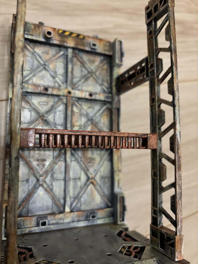 下地に胡粉ジェッソという下地剤を塗ってあげることでザラつきのあるテクスチャが表現できます。橋の錆感は気に入ってます。