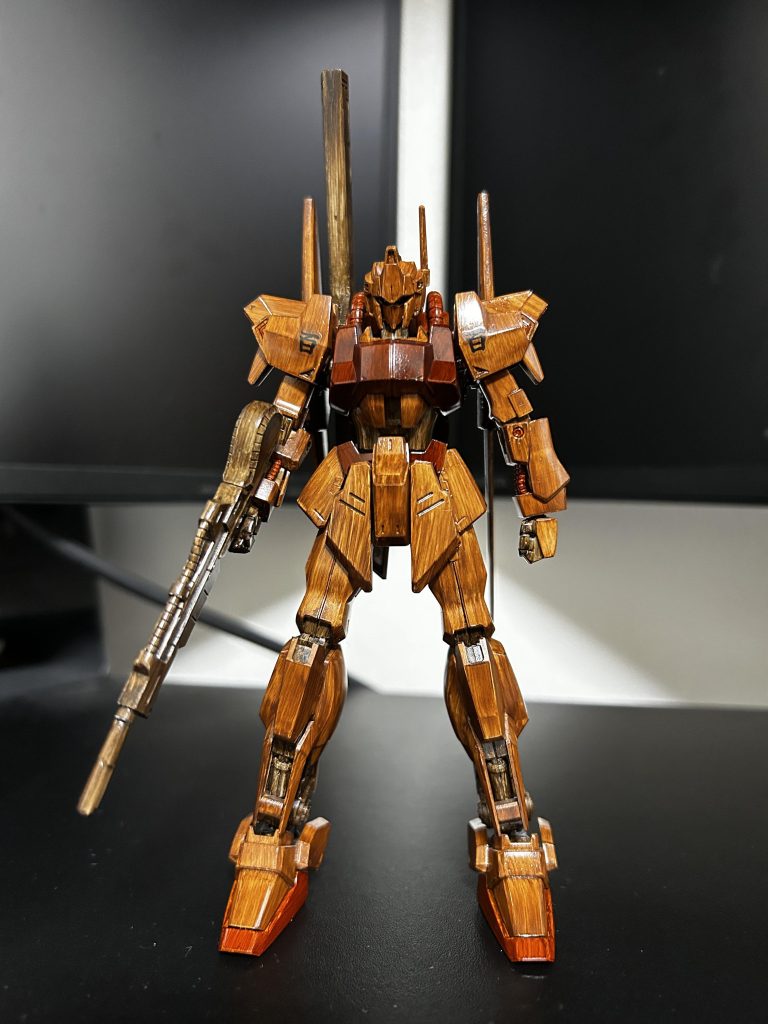 塗装は、下地にウェザリングカラーを筆で一方向に塗装・乾燥を3〜4回繰り返して、その上にクリアカラーの手順で仕上げてます。色々な方の作品や動画を見ると、より細かく木目を書き込んだりされるものもありましたが、初めてなのでシンプルに(雑でもそれっぽくなるかなと)仕上げました。