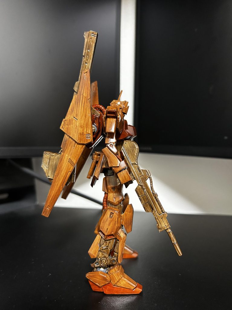 注意点は、ウェザリングカラー後の塗膜がとても弱い印象。クリアカラーでトップコートしても、ちょっとあたっただけで塗膜が剥げます。知らない間にぶつけて下地の線が見えていたことも何度か…所々後からリタッチで誤魔化してます。あとは言わずもがなですが、ウェザリングカラーを塗りたくって乾燥させるので、下地が甘いと割れます。1パーツやらかしてます。