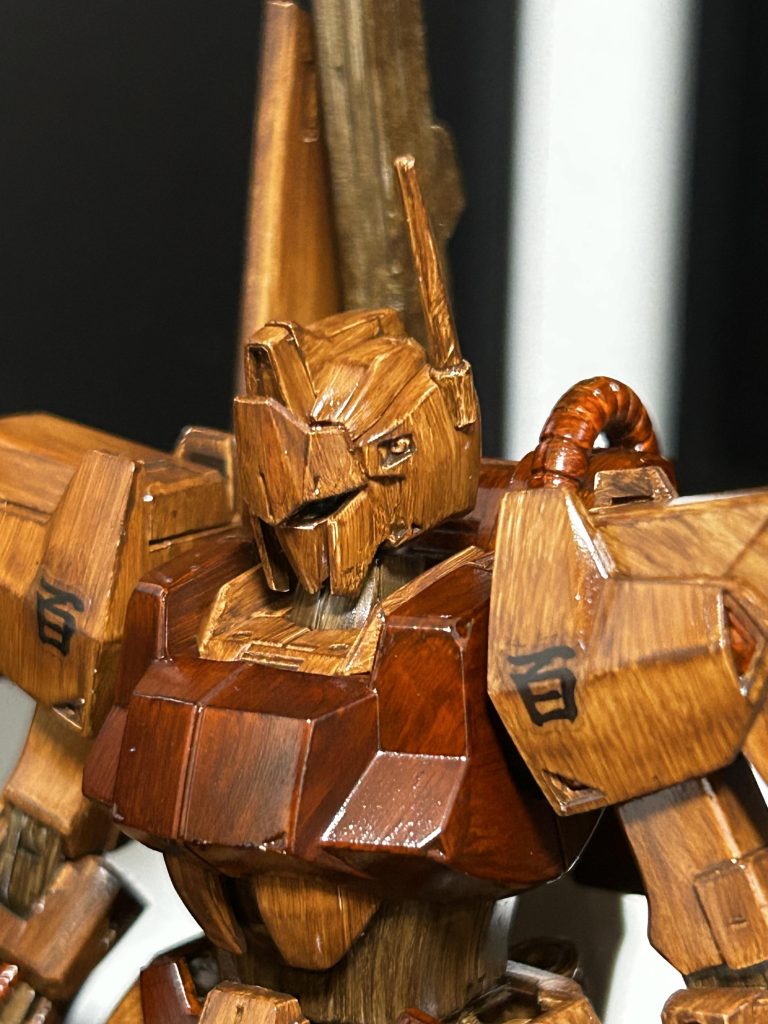 トップを光沢調にすると、木彫りの上にニスで仕上げた風味になったかなと。光がいいハイライトになって写真写りもいいなと思いました。