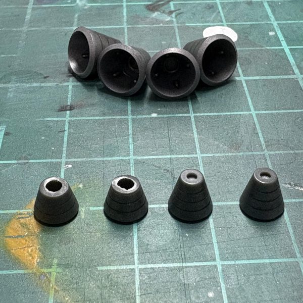 こちらの取るに足りない製作工程までご覧いただき、感謝の限りです！今回のウイングゼロ、キット付属のバーニアをメタルカラーで塗装したあと…全部見事に紛失しました。←捨ててたと認めたくないでも市販のバーニアを貼るだけだから余裕🎵とたかを括っていたら…肩のバーニアが可動式で、変形時に折りたたむ必要があり、やばい💦ない頭で考えた結果、家に落ちていたクリップをラジオペンチでパチっと切断、両面テープでペタ。あとはバーニアにネオジウム磁石を埋め込んで完成！変形時は肩からバーニアを外して、足の付け替えパーツに貼れば…ほら、何事もなかったかのように（笑）皆さまもバーニアの紛失にはどうぞお気をつけください💧（2枚目）