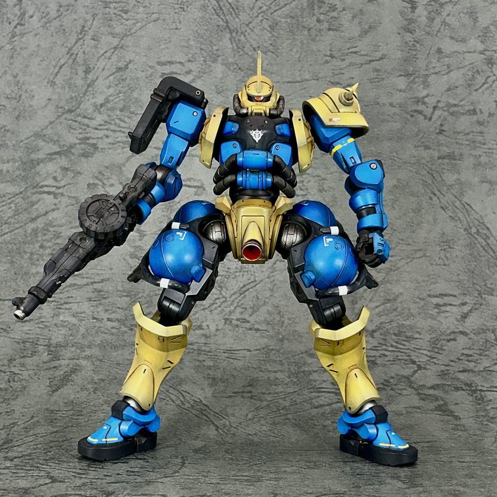 【塗装】本体 ダークイエロー1. メカサフスーパーヘヴィで下地塗装2. クールホワイトでハイライト塗装3. ダークイエロー+クリアルージュ+クリアでコート本体 青1. メカサフスーパーヘヴィで下地塗装2. クールホワイトでハイライト塗装3. MSライトブルー+シアン+クリアでコート本体 グレー(濃い1. 黒サフで下地塗装2. ニュートラルグレーⅤで塗装本体 グレー1. 黒サフで下地塗装2. ニュートラルグレーⅣでハイライト塗装本体 メタリックグレー(パイプ・関節等1. 黒サフで下地塗装2. メタリックグレーでハイライト塗装ウェザリング1. 全体をつや消しでトップコート2. ウェザリングカラー:サンディウォッシュでフィルタリング3. ウェザリングカラー:グランドブラウンで墨入れ4. アルコール落とし