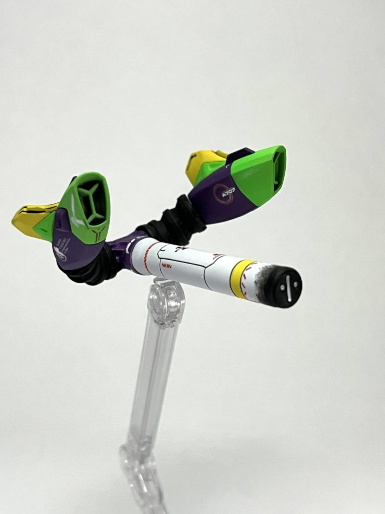 プラパイプとコトブキヤのパーツでエントリープラグ型使徒を自作。顔っぽく見せるためにピンバイスでディテール追加。