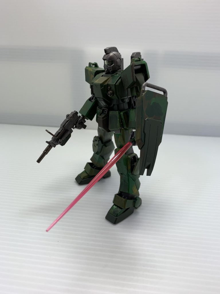 右手にマシンガン、左手にビームサーベルを持たせました。
