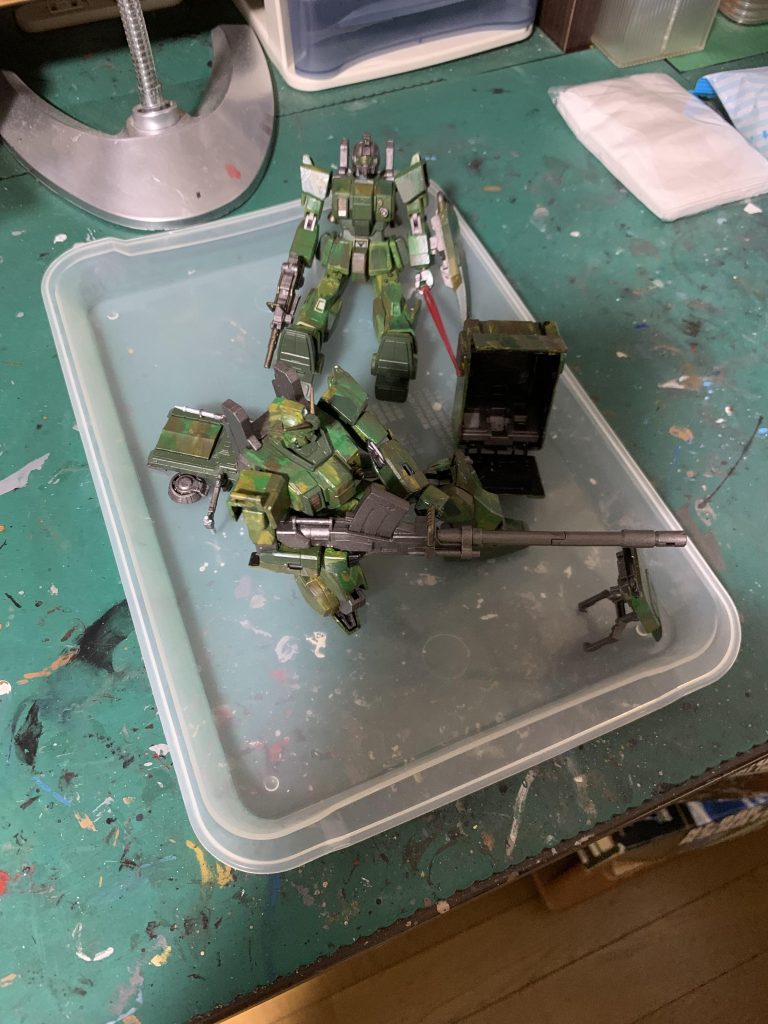 陸戦型ガンダム２機とホバートラックでジオラマ作成予定です。