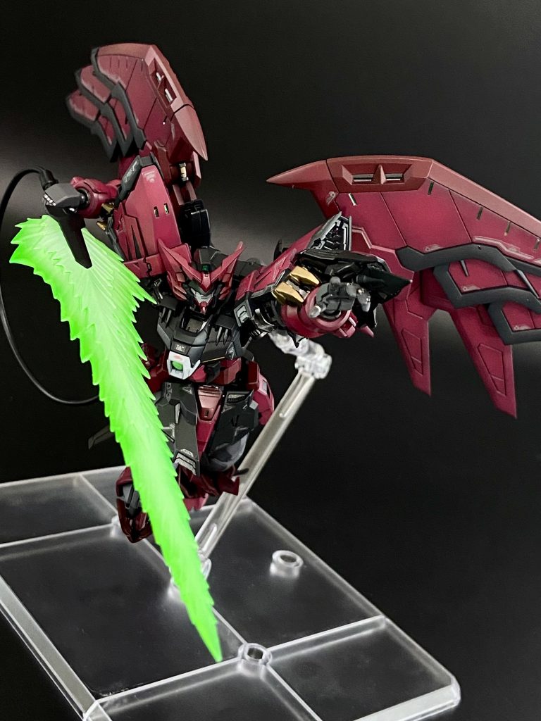 平手の指関節は切れ込みを入れ、角度を付けて接着。表情が出ますが、折れやすくなるので取り扱いには注意です。