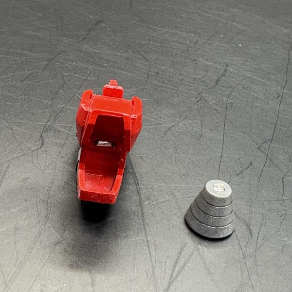 こちらの取るに足りない製作工程までご覧いただき、感謝の限りです！今回のウイングゼロ、キット付属のバーニアをメタルカラーで塗装したあと…全部見事に紛失しました。←捨ててたと認めたくないでも市販のバーニアを貼るだけだから余裕🎵とたかを括っていたら…肩のバーニアが可動式で、変形時に折りたたむ必要があり、やばい💦ない頭で考えた結果、家に落ちていたクリップをラジオペンチでパチっと切断、両面テープでペタ。あとはバーニアにネオジウム磁石を埋め込んで完成！変形時は肩からバーニアを外して、足の付け替えパーツに貼れば…ほら、何事もなかったかのように（笑）皆さまもバーニアの紛失にはどうぞお気をつけください💧（3枚目）