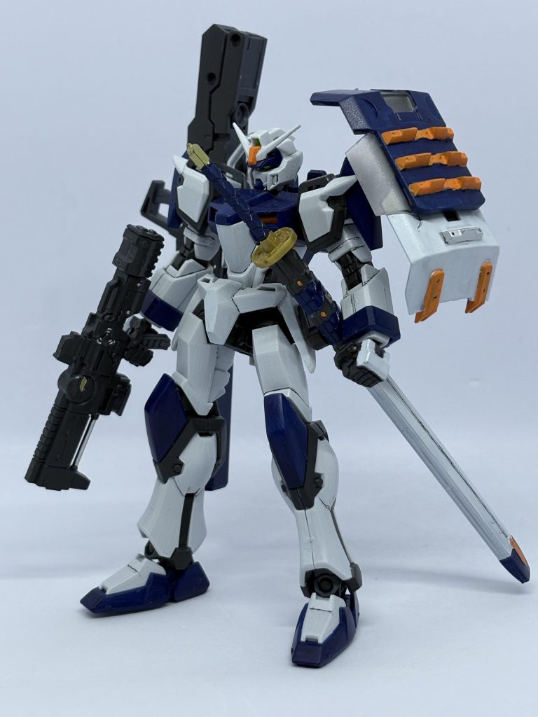 ビルドデュエルガンダム標準形態「クードジャルナック」。バズーカ「バッリストラ」ライフル「アルクス」可動シールド「スクトゥム」大型実体刀「ビゼンオサフネ」を装着している。