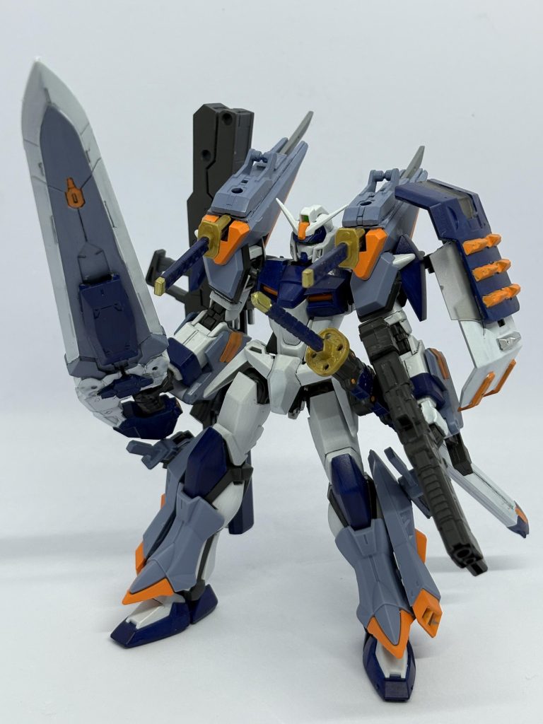 フルアーマー形態。ビルドデュエルガンダム・インヴィンシブルと銘打ってあるが、取り回しが難しく、装備を次々に展開・パージしながら敵を削っていく諸刃の剣のような形態となる。