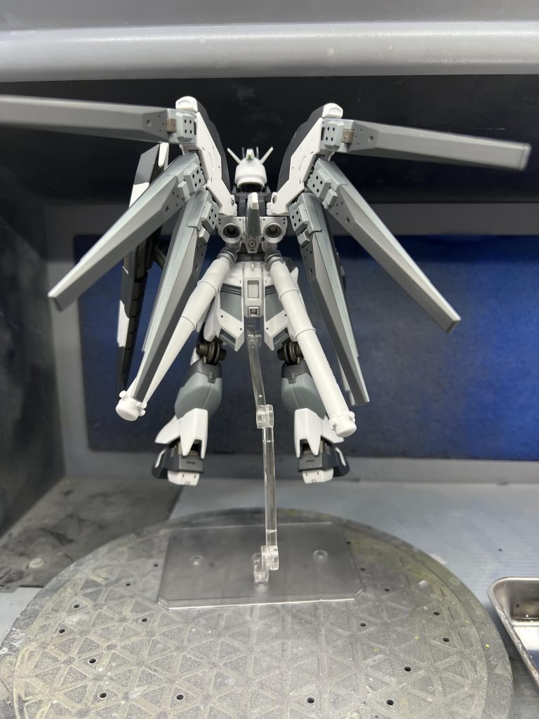 配色はメインの黒部分は前回のライフリでバックパックに調色したものをそのまま使用。グレーはクレオスさんのミディアムシーグレーを使用しています。白の部分は成形色をそのままにしています。