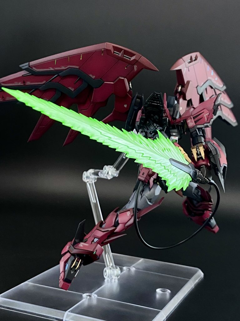 勇者ロボ的構えポーズ。断空弾劾光牙オーバーエピオンソード!!ビームソードはトゲトゲを地道にシャープ化。オーラパールホワイトとガイアカラー蛍光イエローグリーンでグラデーション塗装してます。