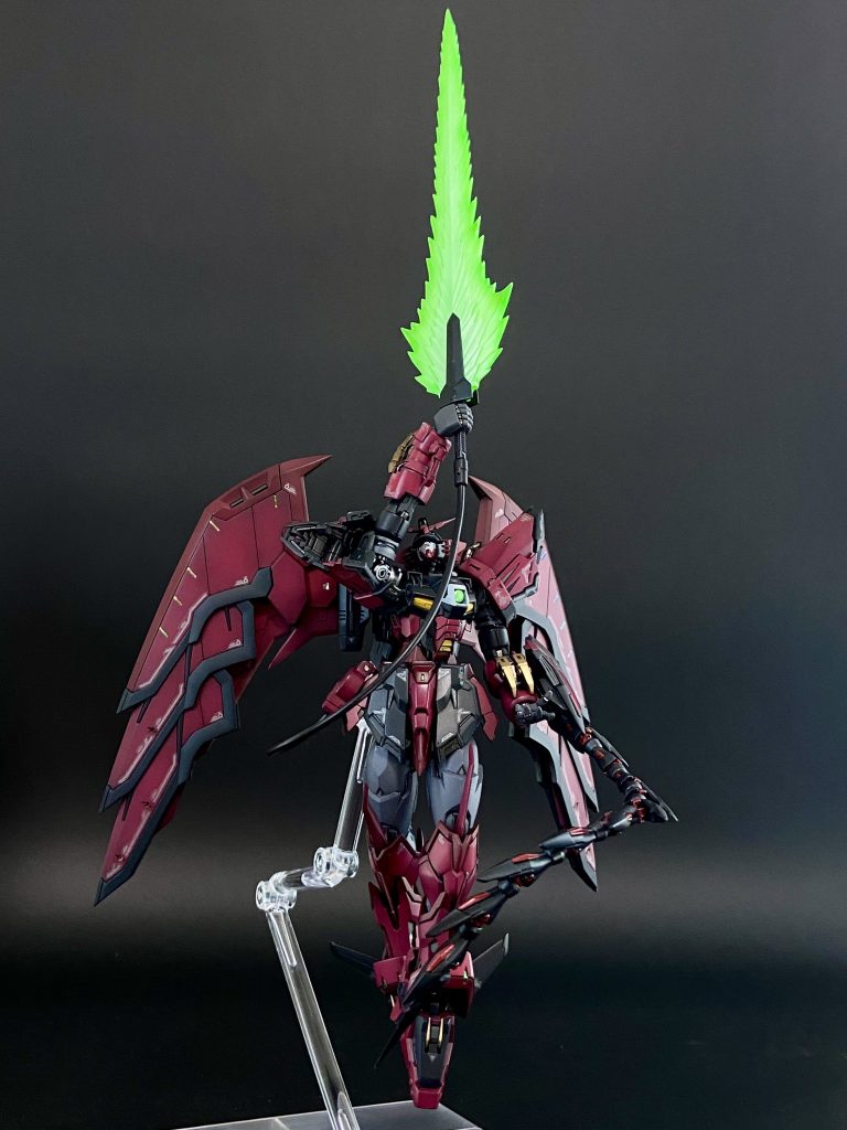 なんといっても可動性能が非常に良好でして、アクションさせるのがとっても楽しい!首関節の改修により、素組みよりも自然な角度で天を仰げます。