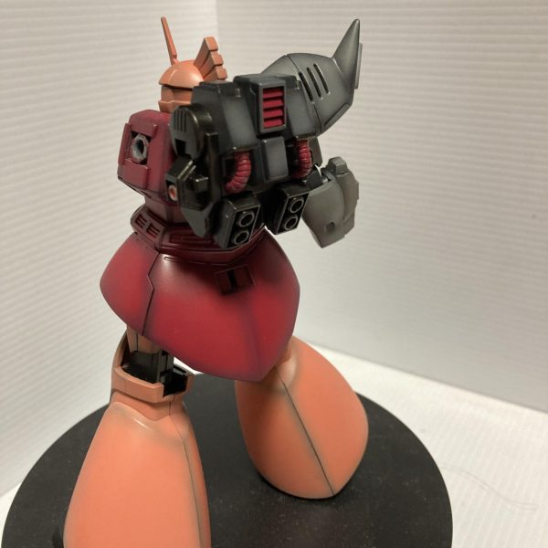 バックパックは終わり✨ビームライフルは作り直し😊何かあの後ろの棒(笑)折れるんですよねwイメージは変えずデザインちょっと変えました。元キットはリゲルグ hgucのライフル。まぁ・・これでいっか😅そう言えば、逆襲のシャアの回想シーンシールド全部ピンクwこっちの方が面白かったかな😊 （2枚目）