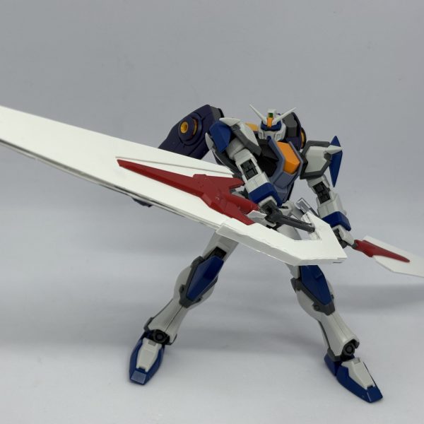 遂にオリジナル武器を作りたくてセミスクラッチに手を出してしまっている。大剣と剣が合体して超大型剣になる予定。あとは大剣の方を形を整えてディテールアップ、剣の方も合体した時のシルエットが丁度よくなるようにデザイン盛りつつディテールアップして塗装したらいけるはず。これ、めちゃくちゃ楽しい。またデュエルなのはご愛嬌ということでひとつ……本体のバックパックとかはとりあえずの仮。（2枚目）