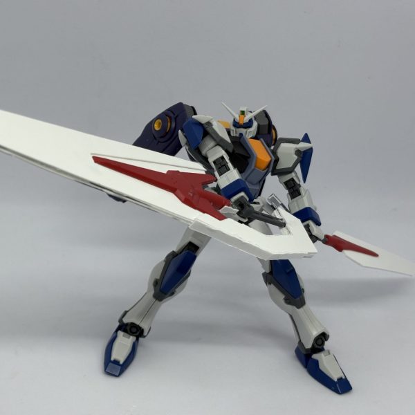遂にオリジナル武器を作りたくてセミスクラッチに手を出してしまっている。大剣と剣が合体して超大型剣になる予定。あとは大剣の方を形を整えてディテールアップ、剣の方も合体した時のシルエットが丁度よくなるようにデザイン盛りつつディテールアップして塗装したらいけるはず。これ、めちゃくちゃ楽しい。またデュエルなのはご愛嬌ということでひとつ……本体のバックパックとかはとりあえずの仮。（1枚目）