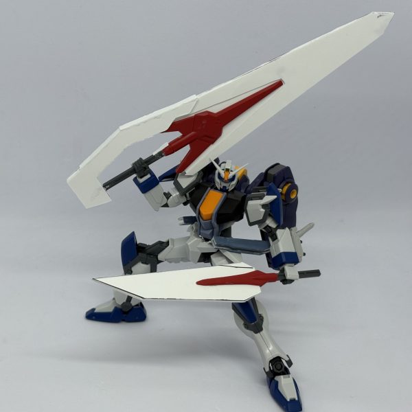 遂にオリジナル武器を作りたくてセミスクラッチに手を出してしまっている。大剣と剣が合体して超大型剣になる予定。あとは大剣の方を形を整えてディテールアップ、剣の方も合体した時のシルエットが丁度よくなるようにデザイン盛りつつディテールアップして塗装したらいけるはず。これ、めちゃくちゃ楽しい。またデュエルなのはご愛嬌ということでひとつ……本体のバックパックとかはとりあえずの仮。（3枚目）