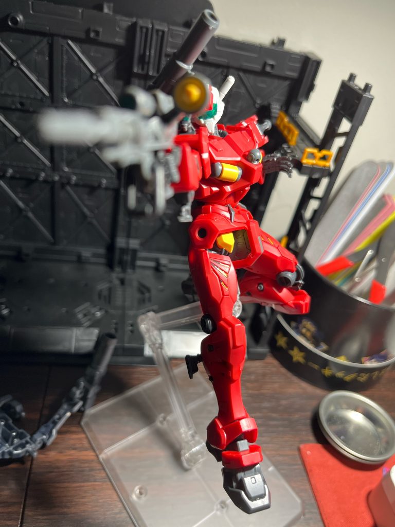 赤色、四ツ目、キャノン付き量産期…！いやぁ、癖っすわw(zaku-kao5)