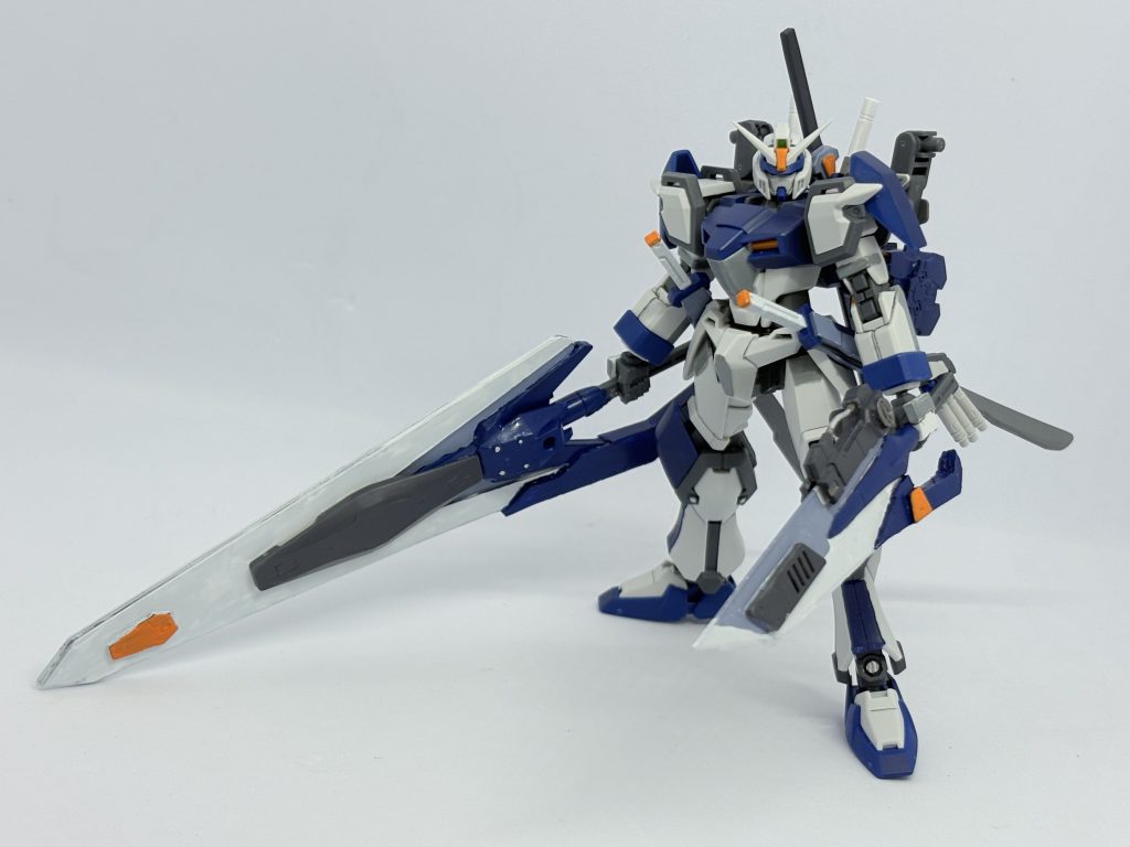 そして今回の目玉、セミスクラッチ大剣×2。合体して超大型大剣に。これはちゃんと名前付けたいね。自分が好きだなと思う武器のシルエットを目指して、無いなら作ればいいじゃない！の精神。ダリルバルデの武器と30MMの武器の柄を中心にしてジャンクパーツを貼り合わせて完成。大小どちらも刃とナックルガード部分が自分で作ったところ。二つ合体で超大型大剣になる。磁石とかじゃなくシンプルに差し込み合体。シルエットで参考にしたのはエクシアのGNツインブロードブレイド？だかなんだか。あれとデヴァイズエクシアの剣は早く1/144サイズで出すべき。