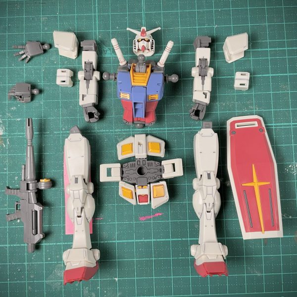 初めてのガンプラです。1/144だととても細かいのでビックリしました。