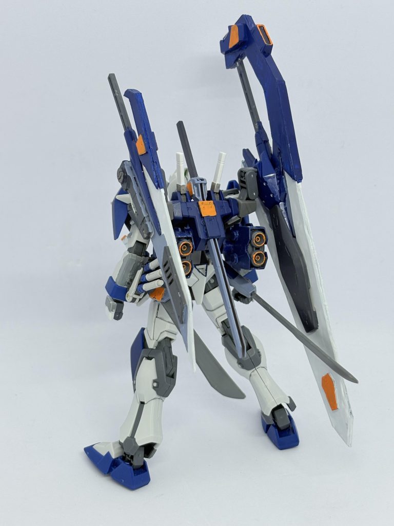 前後ショット。本体はエアリアル改修型バックパックに30MMのブースターつけたやつを装備してサイドアーマーに3mm穴開けたくらい。ツェーン・シュヴェーター(十の剣)の名の通り全身に剣を装備している。