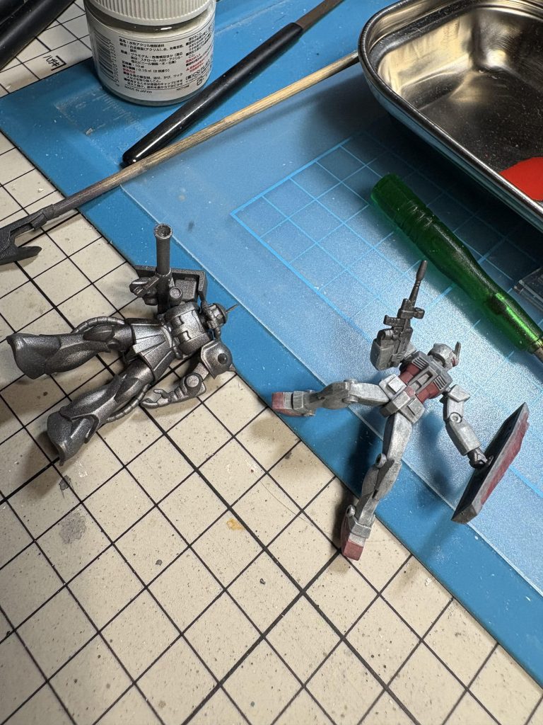 いつものガンメタサフからの塗装です。連邦のモビルスーツはなにかと面倒臭いですね