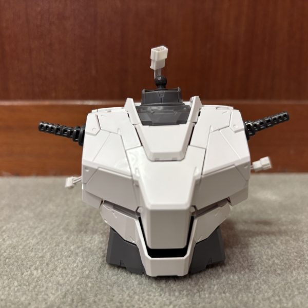 ※#XXs：s付きは息子製作 　　　　　　　　　　 こんにちは。息子（13歳）です。今回は誕生日プレゼントとして買ってもらった究極のガンプラ「PG RX-0 UNICORN GUNDAM」を制作します。この中にいるバナージ・リンクスくんはあとから塗装しようと思っていましたが、コックピットは開くけど、取り出せませんでした💦みなさんはちゃんと塗装してからバナージを乗せましょうね😊 　　　　　　　　　　　　　　　　　　　   LEDユニットのケーブルは溝にはめ込むのに結構手こずった。横向きで入れてから、ねじって溝に入れるとやりやすいかも。（3枚目）