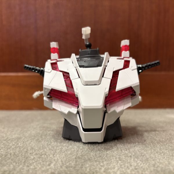 ※#XXs：s付きは息子製作 　　　　　　　　　　 こんにちは。息子（13歳）です。今回は誕生日プレゼントとして買ってもらった究極のガンプラ「PG RX-0 UNICORN GUNDAM」を制作します。この中にいるバナージ・リンクスくんはあとから塗装しようと思っていましたが、コックピットは開くけど、取り出せませんでした💦みなさんはちゃんと塗装してからバナージを乗せましょうね😊 　　　　　　　　　　　　　　　　　　　   LEDユニットのケーブルは溝にはめ込むのに結構手こずった。横向きで入れてから、ねじって溝に入れるとやりやすいかも。（4枚目）